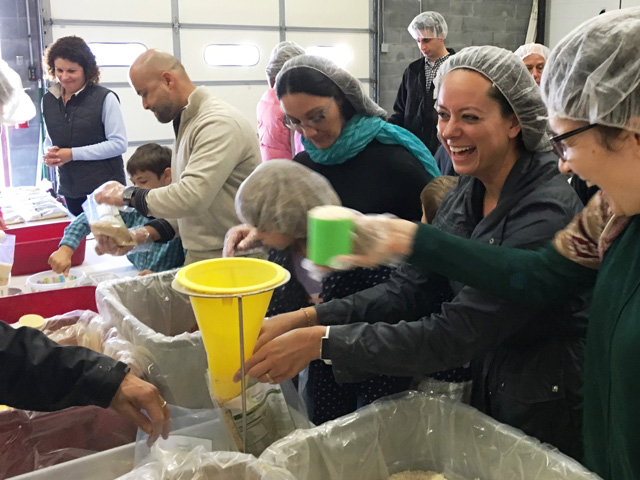 Packers at the 2015 Campaign to End Hunger 640 480px